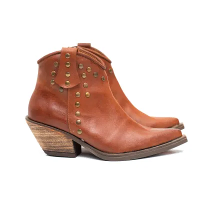 Bota M&oacute;naco B46 Cuero camel con tachas